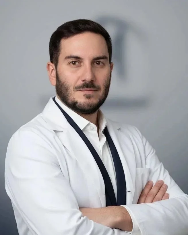 Ο ορθοπαιδικός χειρουργός Μάνος Σκοτίδης με λευκή μπλούζα